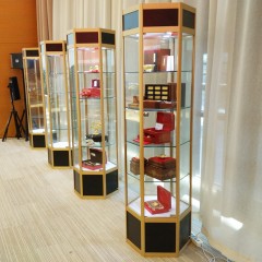 国产 旋转柜化妆品礼品手表玩具样品产品展示架六角电动旋转展示柜玻璃